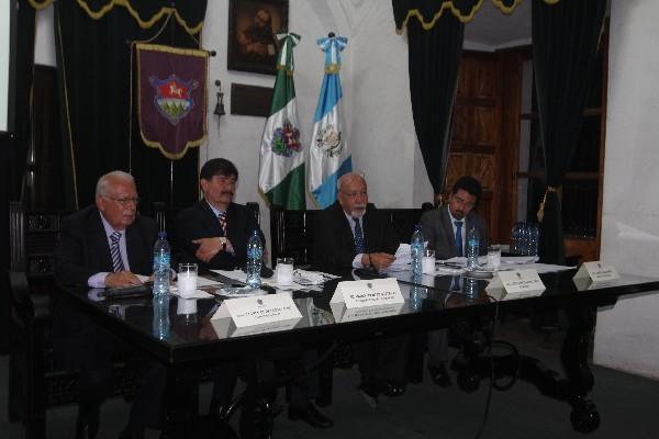 Abogados que participan en foro  coinciden en que el cobro por licencias le corresponde a la comuna.