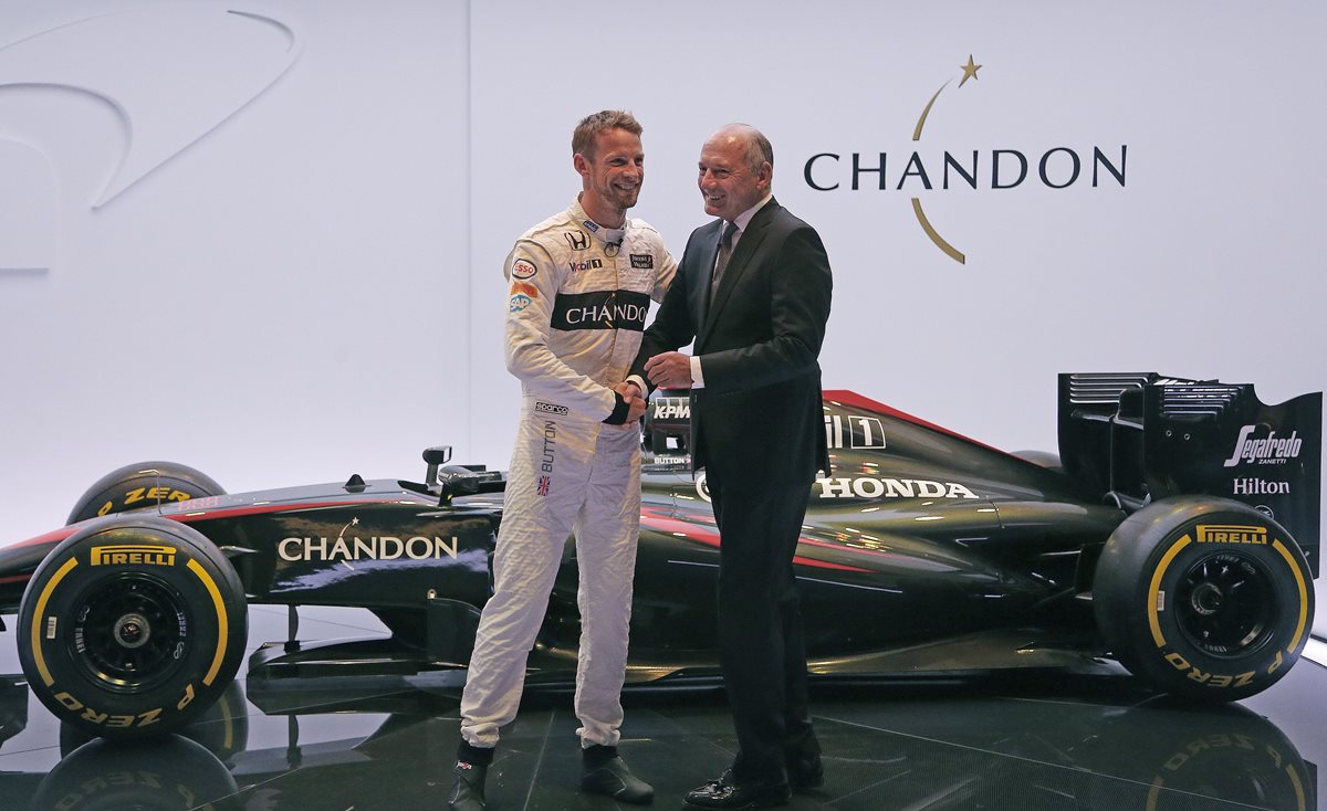 Ron Dennis estrecha la mano del piloto de McLaren F1 Jenson Button tras el anuncio de su renovación. (Foto Prensa Libre: AP)