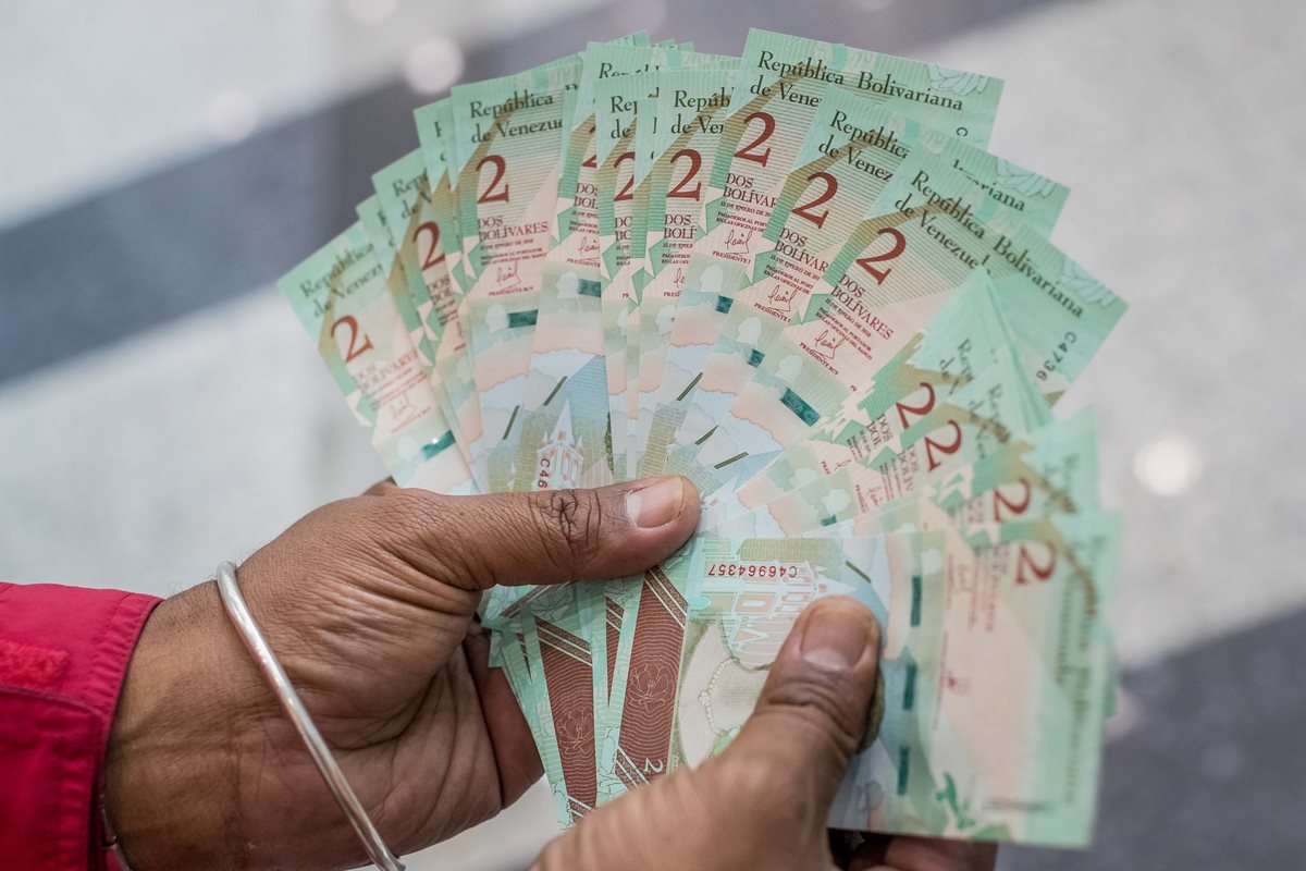 Venezuela reemplaza los billetes en circulación por una nueva moneda dentro del proceso de reconversión monetaria con el que se eliminan cinco ceros a la moneda nacional, el bolívar. (Foto, Prensa Libre: Efe).