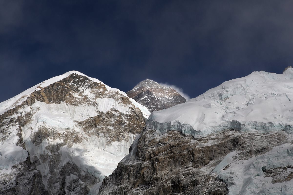 La cima del Monte Éverest es el máximo reto para los escaladores. (Foto Prensa Libre: AP)