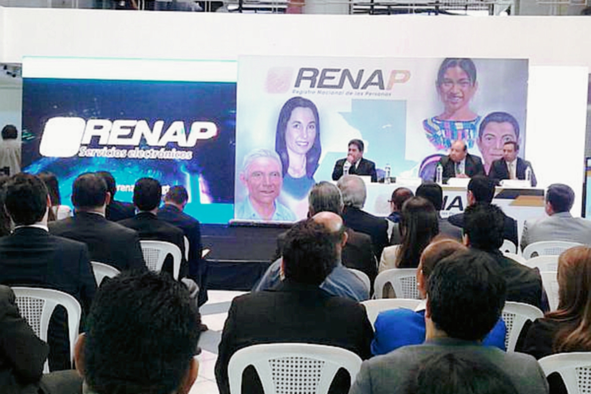Autoridades del Renap presentan la aplicación para celular. (Foto Prensa Libre: Renap).