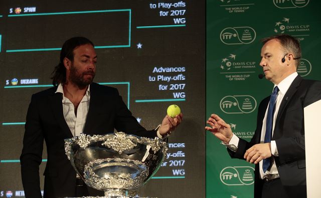 El jefe de árbitros de la Federación Internacional de Tenis (ITF en inglés), Sören Friemel (der.), junto al extenista chileno, Nicolas Massú en el sorteo (Foto Prensa Libre: EFE)