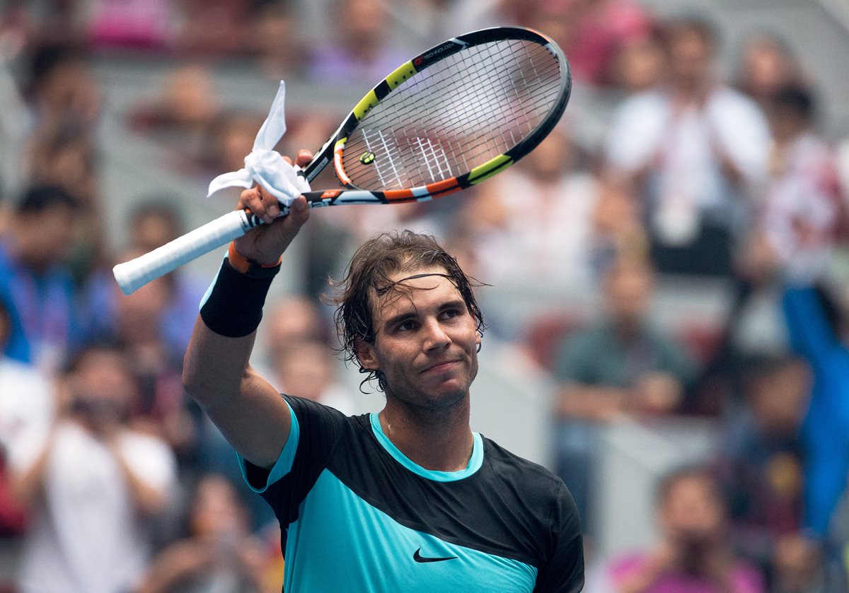 Rafael Nadal vuelve con triunfo a las duelas y avanzó a la siguiente ronda en Pekín. (Foto Prensa Libre: AP)