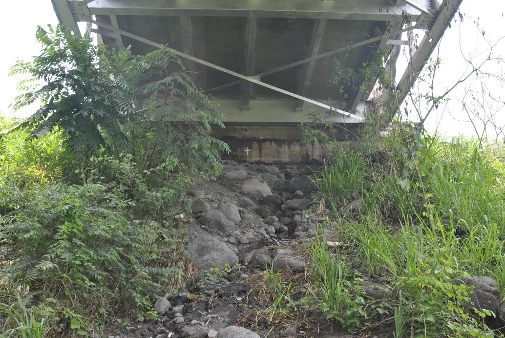 Las lluvias también han ocasionado que uno de los aproches del puente Achiguate se empiece a socavar. (Foto Prensa Libre: Carlos Paredes)