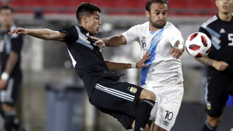 El seleccionado guatemalteco José Manuel Contreras jugó su tercer partido contra la Selección de Argentina. (Foto Prensa Libre: EFE)