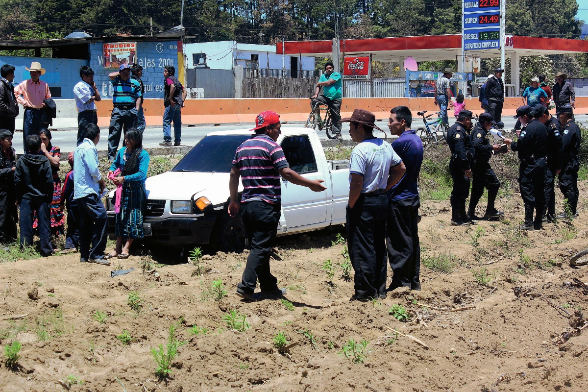 Diez personas  resultaron lesionadas cuando el picop en el que viajaban se salió de la carretera en el km 76 de la ruta Interamericana, Santa Cruz Balanyá, Chimaltenango. (Foto Prensa Libre: José Rosales)