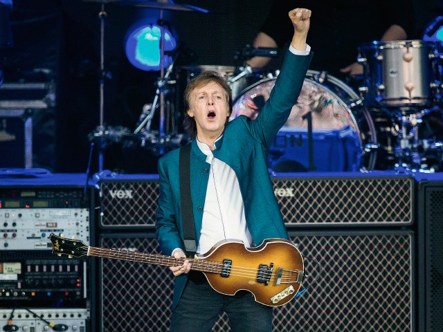 El músico británico Paul McCartney durante un concierto hoy, 14 de junio de 2016, en Berlín, como parte de su gira One on One. (Foto Prensa Libre: EFE).