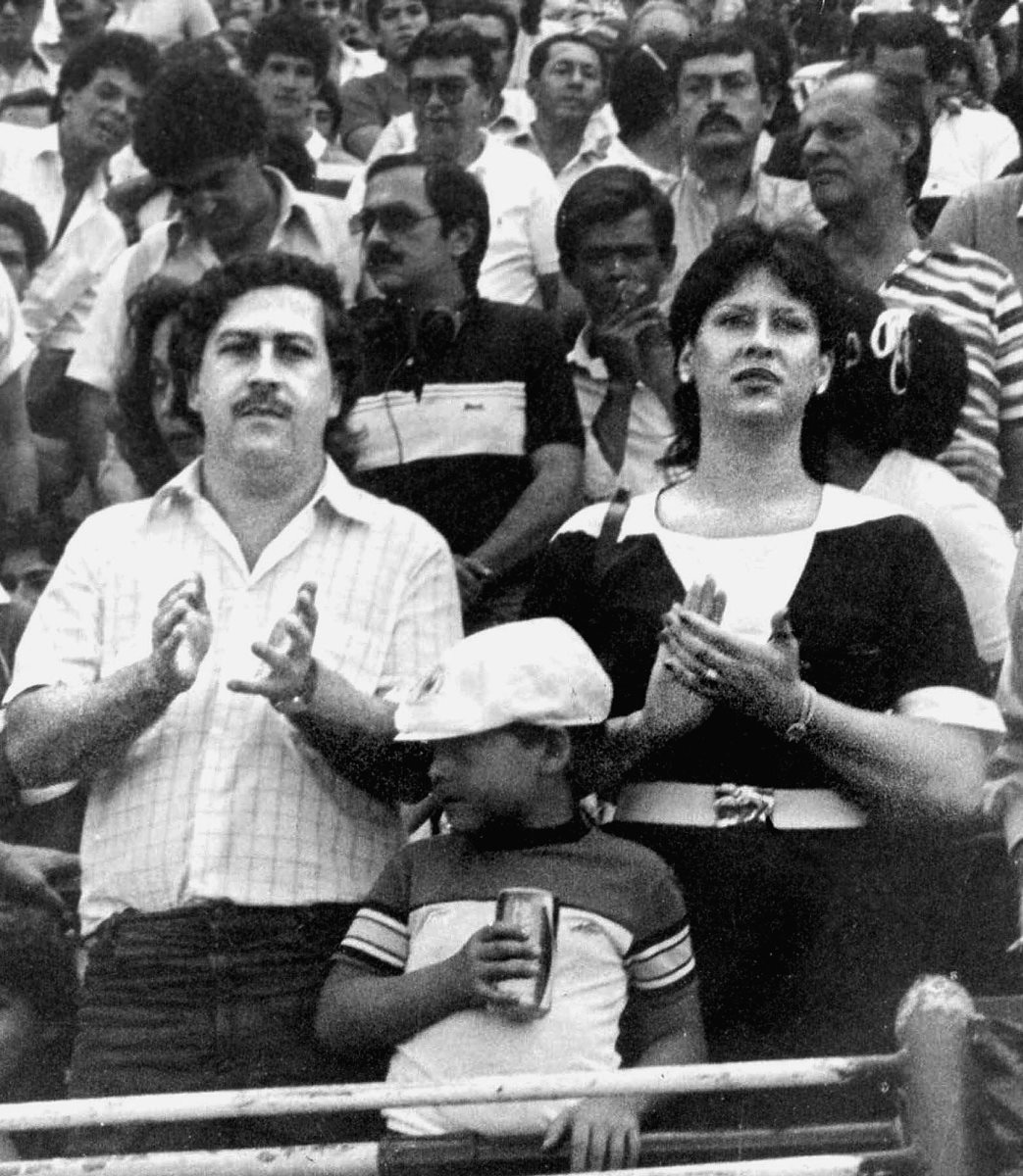 Pablo Escobar aparece junto a su esposa Victoria Henao y su hijo Pablo Escobar en Bogotá, Colombia. (Foto: AFP)
