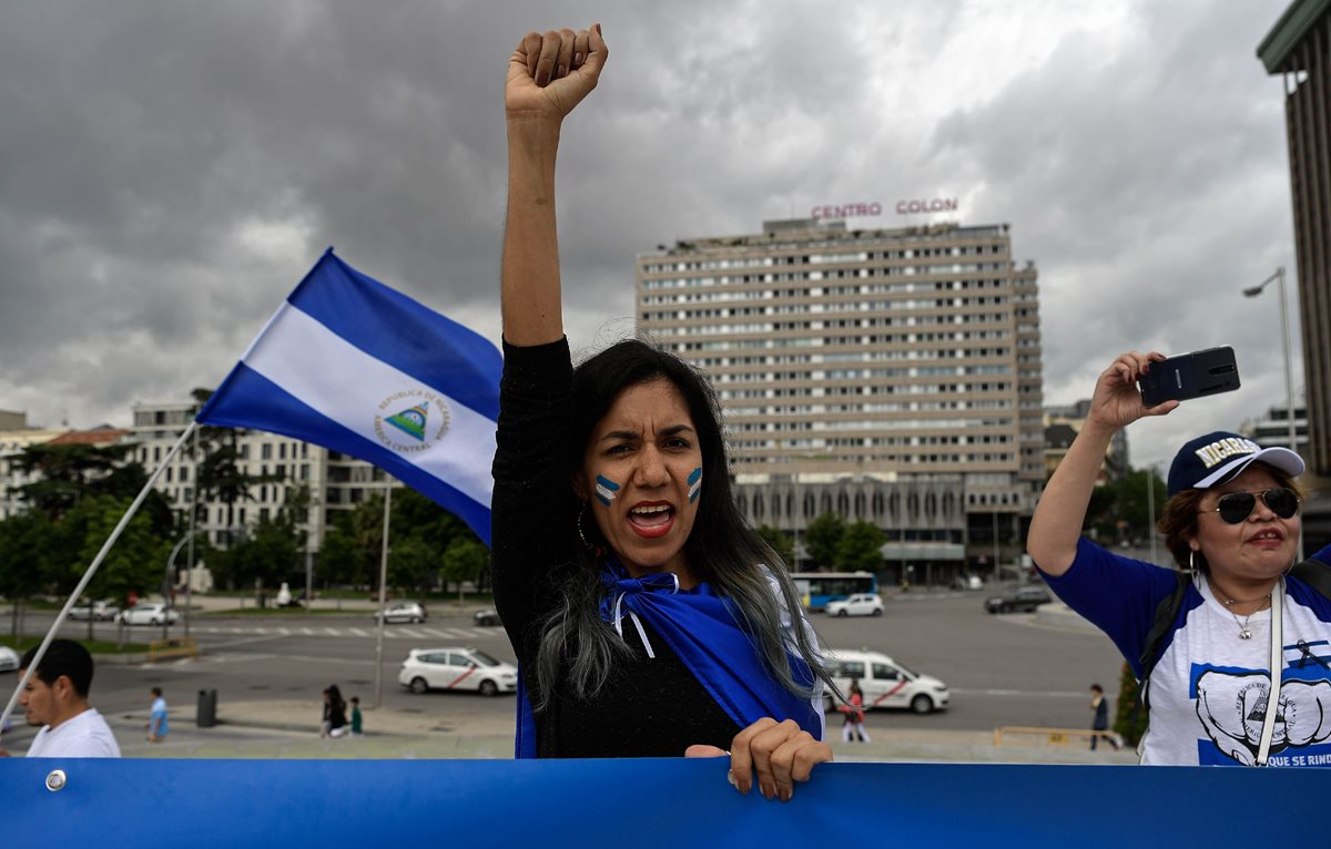 Personas asistieron a una manifestación para protestar contra la situación política en Nicaragua en la plaza Colón en Madrid. (Foto Prensa Libre: AFP)