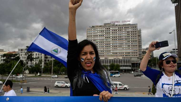Personas asistieron a una manifestación para protestar contra la situación política en Nicaragua en la plaza Colón en Madrid. (Foto Prensa Libre: AFP)