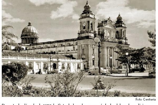 Durante la década de 1950 la Catedral vuelve a ser símbolo del poder religioso (Foto Prensa Libre: archivo Centuria)<br _mce_bogus="1"/>