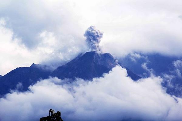 El volcán Santiaguito, El Palmar, Quetzaltenango, continúa su actividad eruptiva esta sábado. (Foto Prensa Libre: Rolando Miranda)<br _mce_bogus="1"/>