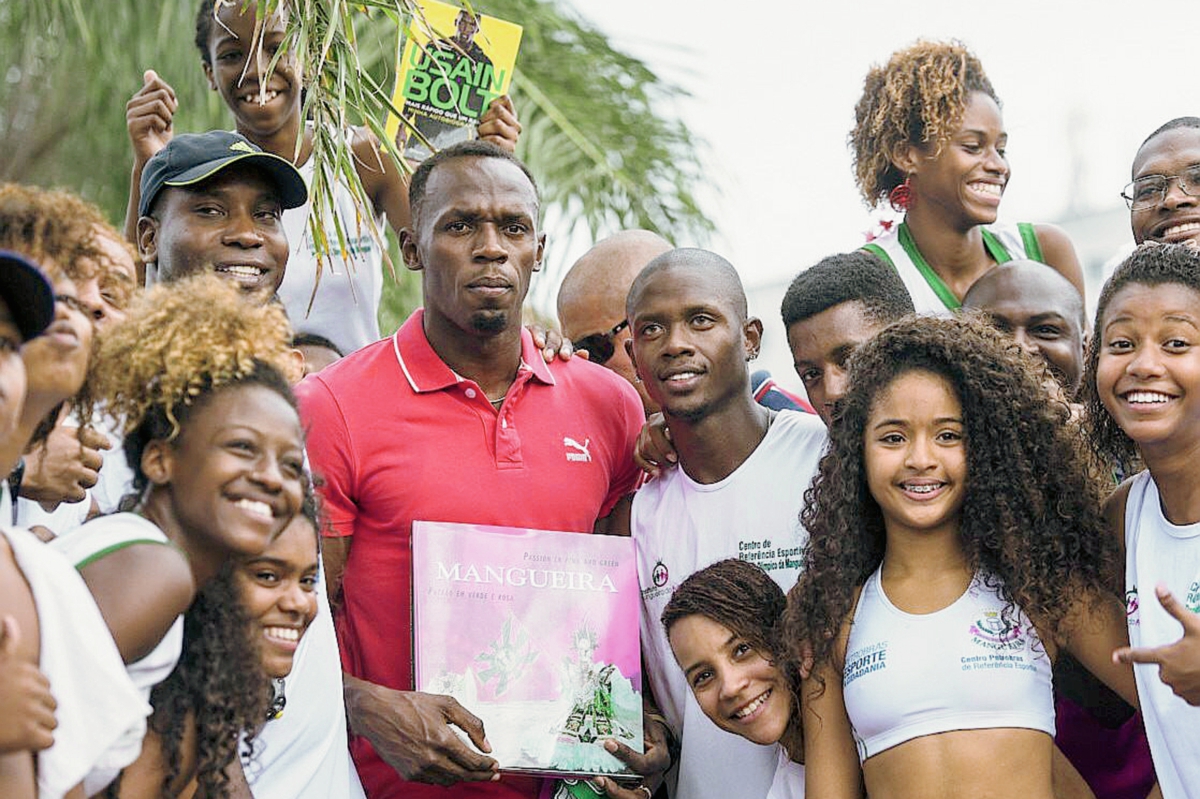 Usain Bolt, durante su visita a Villa Olímpica da Mangueira, en la ciudad de Río de Janeiro. (Foto Prensa Libre: EFE)