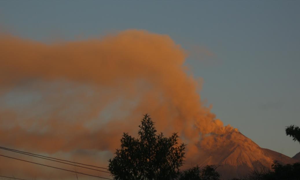 Volcán de Fuego se mantiene en erupción desde el domingo último. (Foto Prensa Libre: Melvin Sandoval)