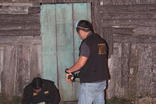 Investigadores reúnen evidencias en el lugar donde murió atropellada Lucila Palencia Catalán, en Poptún. (Foto Prensa Libre: Rigoberto Escobar) 