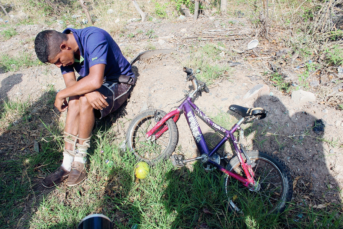 Óscar Contreras,  alias "el Chicharra" fue atado por vecinos de El Progreso, Jutiapa, señalado de robar una bicicleta a un niño. (Foto Prensa Libre: Óscar González)