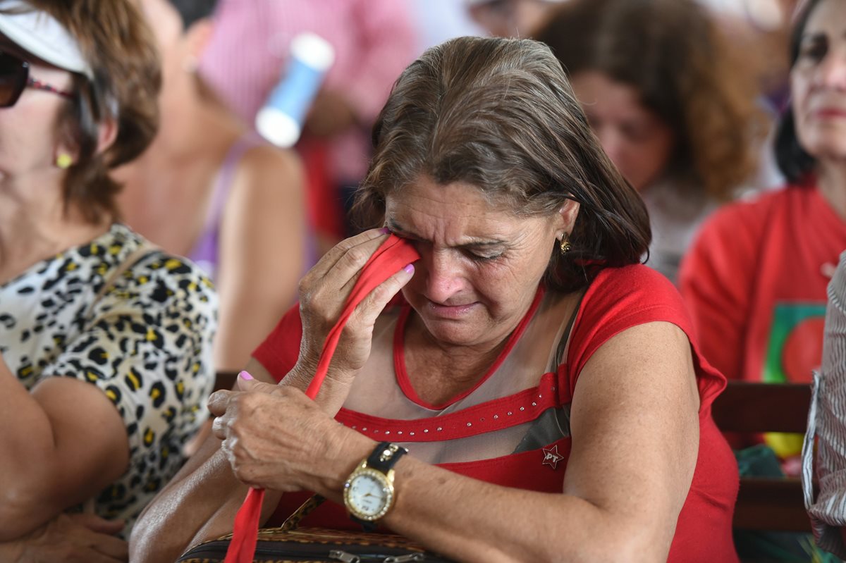 Una simpatizante de Rousseff llora al enterarse de la decisión del Senado. (Foto Prensa Libre: AFP).