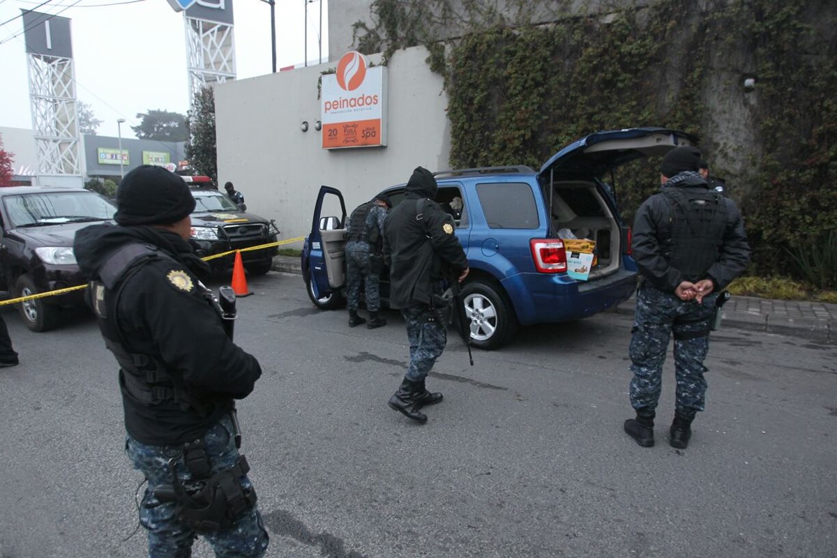 Uno de los automóviles interceptados en carretera a El Salvador con dinero oculto. (Foto Prensa Libre: Érick Ávila)