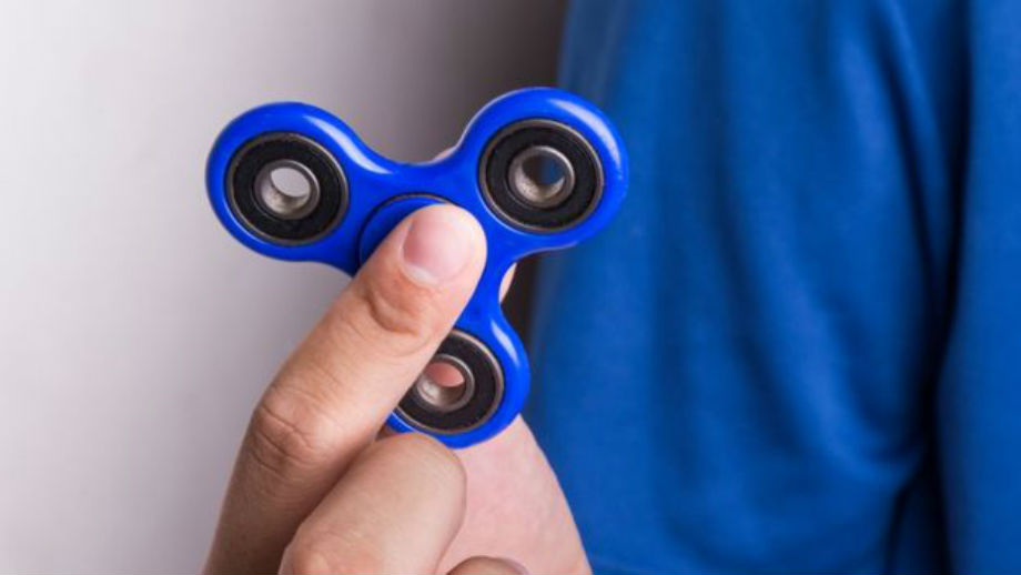 El fidget spinner nació hace 20 años para ayudar a niños autistas e hiperactivos con problemas de estrés. (GETTY IMAGES)