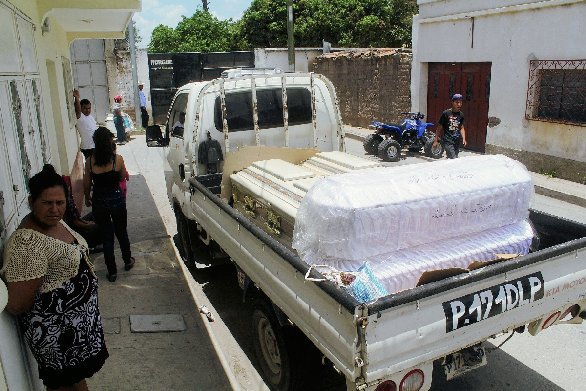 Féretro de una de las víctimas de la masacre en la aldea Juan Cano, Monjas, Jalapa, es llevado a la morgue local. (Foto Prensa Libre: Hugo Oliva)