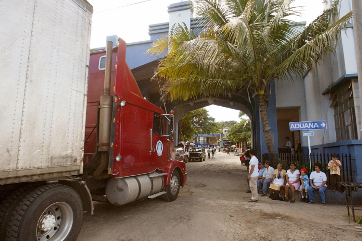 El paso en las diferentes aduanas en las fronteras con El Salvador se complica debido a la falta de infraestructura y de personal. (FOTO PRENSA LIBRE: LUIS ECHEVERRIA)