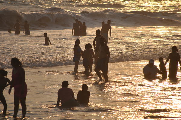 Dos personas fueron localizadas en las playas de Champerico. (Foto Prensa Libre: Jorge Tizol)<br _mce_bogus="1"/>