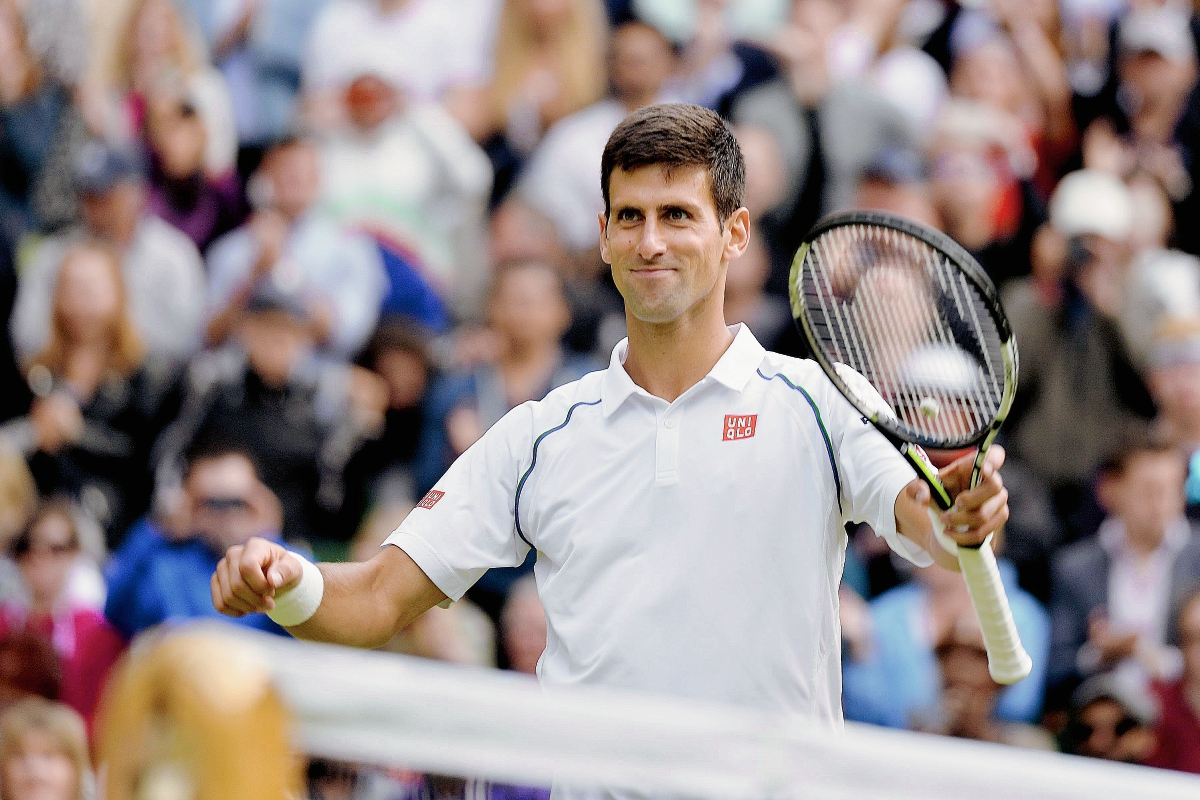 El tenista serbio Novak Djokovic celebra su victoria ante el croata Marin Cilic tras el partido de cuartos de final del Torneo de Wimbledon disputado en el All England Lawn Tennis Club de Londres, Reino Unido. (Foto Prensa Libre: EFE)