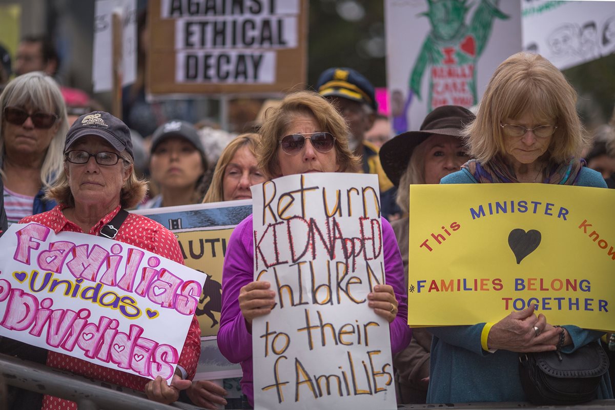 Manifestantes exigen que los niños se reúnan con sus padres inmigrantes durante una manifestación en San Diego, California.(Foto Prensa Libre:AFP).