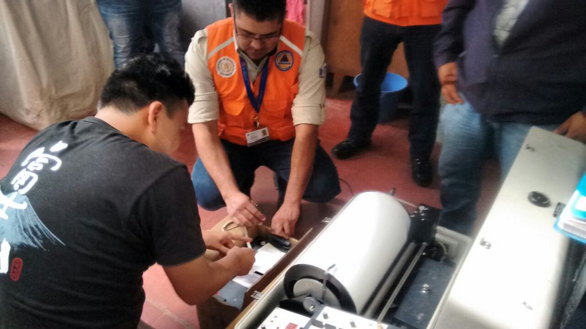 Expertos colocan sismógrafo en una casa para conocer más del problema. (Foto Prensa Libre: Conred).