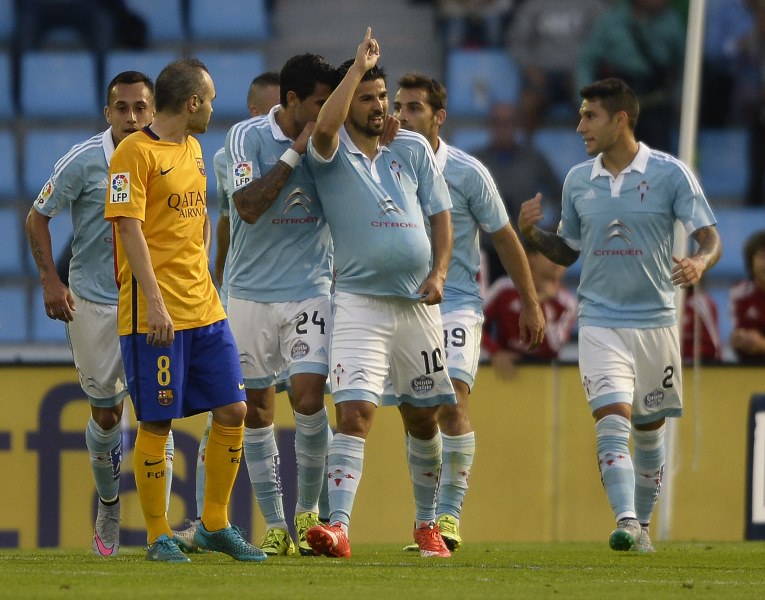 El jugador Nolito, al centro, celebra uno de los goles del Celta contra el Barsa. (Foto Prensa Libre: AFP)