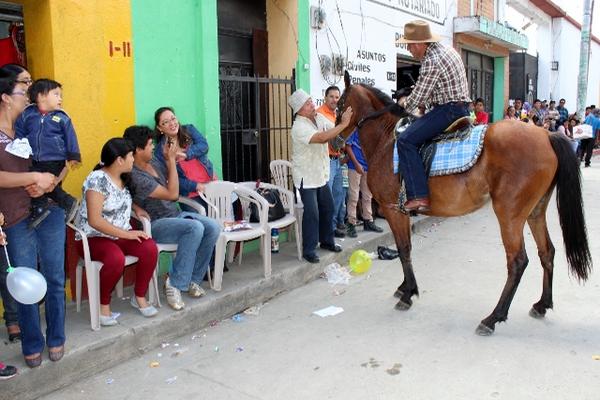 <ul style="color: #222222; font-family: arial, sans-serif; font-size: 13px; font-style: normal; font-variant: normal; font-weight: normal; letter-spacing: normal; line-height: normal; orphans: auto; text-align: start; text-indent: 0px; text-transform: none; white-space: normal; widows: auto; word-spacing: 0px; background-color: #ffffff;" _mce_style="color: #222222; font-family: arial, sans-serif; font-size: 13px; font-style: normal; font-variant: normal; font-weight: normal; letter-spacing: normal; line-height: normal; orphans: auto; text-align: start; text-indent: 0px; text-transform: none; white-space: normal; widows: auto; word-spacing: 0px; background-color: #ffffff;"></ul><div style="color: #222222; font-family: arial, sans-serif; font-size: 13px; font-style: normal; font-variant: normal; font-weight: normal; letter-spacing: normal; line-height: normal; orphans: auto; text-align: start; text-indent: 0px; text-transform: none; white-space: normal; widows: auto; word-spacing: 0px; background-color: #ffffff;" _mce_style="color: #222222; font-family: arial, sans-serif; font-size: 13px; font-style: normal; font-variant: normal; font-weight: normal; letter-spacing: normal; line-height: normal; orphans: auto; text-align: start; text-indent: 0px; text-transform: none; white-space: normal; widows: auto; word-spacing: 0px; background-color: #ffffff;"><strong>La población disfrutó del desfile hípico</strong></div>