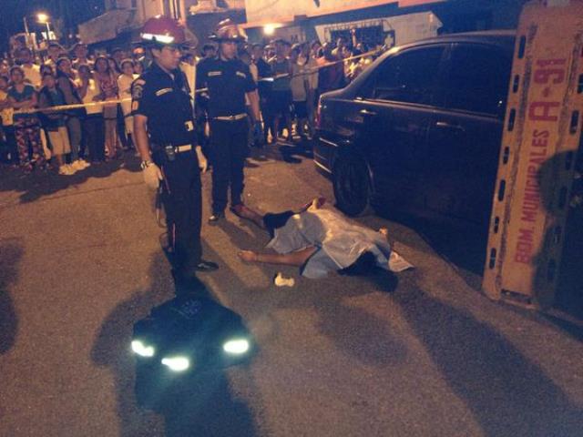 El cadáver de Ortiz Marigal quedó tendido en la sección "J" de la colonia El Milagro. (Foto Prensa Libre: Bomberos Municipales de Mixco)