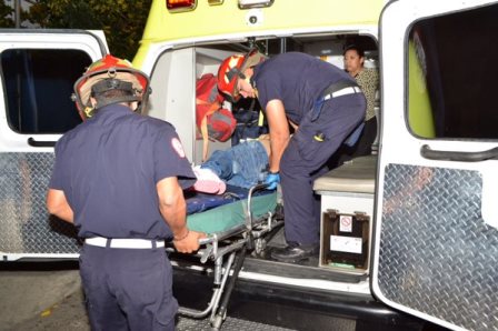 Socorristas trasladan a los heridos de la colonia Villalobos 2. (Foto Prensa Libre: CBM)