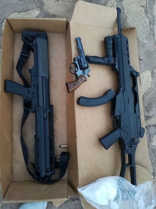 Dos fusiles fueron localizados por autoridades durante los allanamientos efectuados en Guatemala, Escuintla, El Progreso, Sacatepéquez, San Marcos y Retalhuleu. (Foto Prensa Libre: PNC)