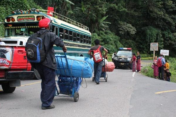 pobladores deben transbordar y caminar para buscar cómo dirigirse a su destino.