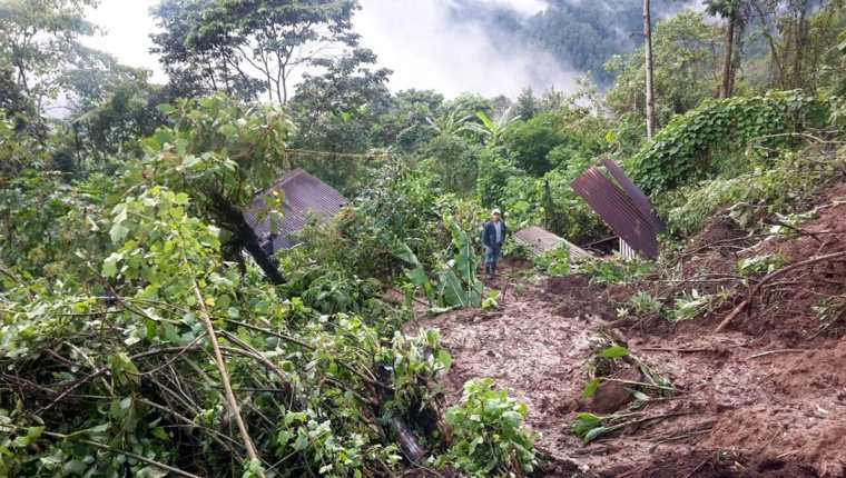 Uno de los afectados por derrumbe en la aldea Xeucalvitz, Nebaj, Quiché, muestra daños ocasionados. (Foto Prensa Libre: Óscar Figueroa)