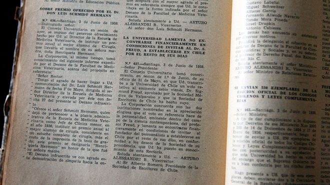 El documento de la Universidad de Chile, de 1938, que explica por qué la institución no puede “invitar” a Sigmund Freud a vivir en el país.UNIVERSIDAD DE CHILE