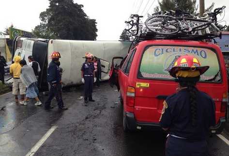 El accidente ocurrió entre un bus pullman de Galgos y un microbús en el kilómetro 33.5 de la ruta Interamericana. (Foto Prensa Libre: CBMDEPTAL)