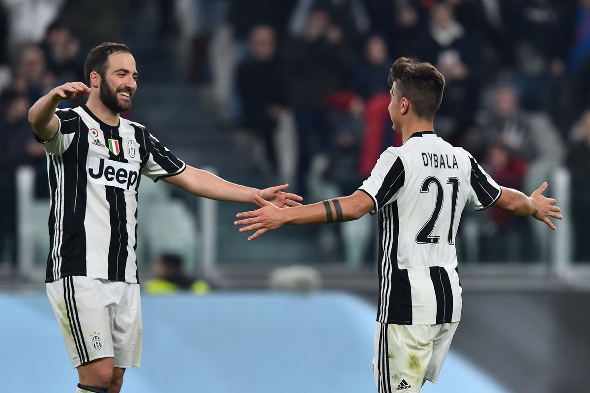 Los argentinos Paulo Dybala, que firmó un doblete, y Gonzalo Higuaín, junto a Claudio Marchisio, sellaron la goleada del Juventus ante el Palermo (4-1). (Foto Prensa Libre: AFP)