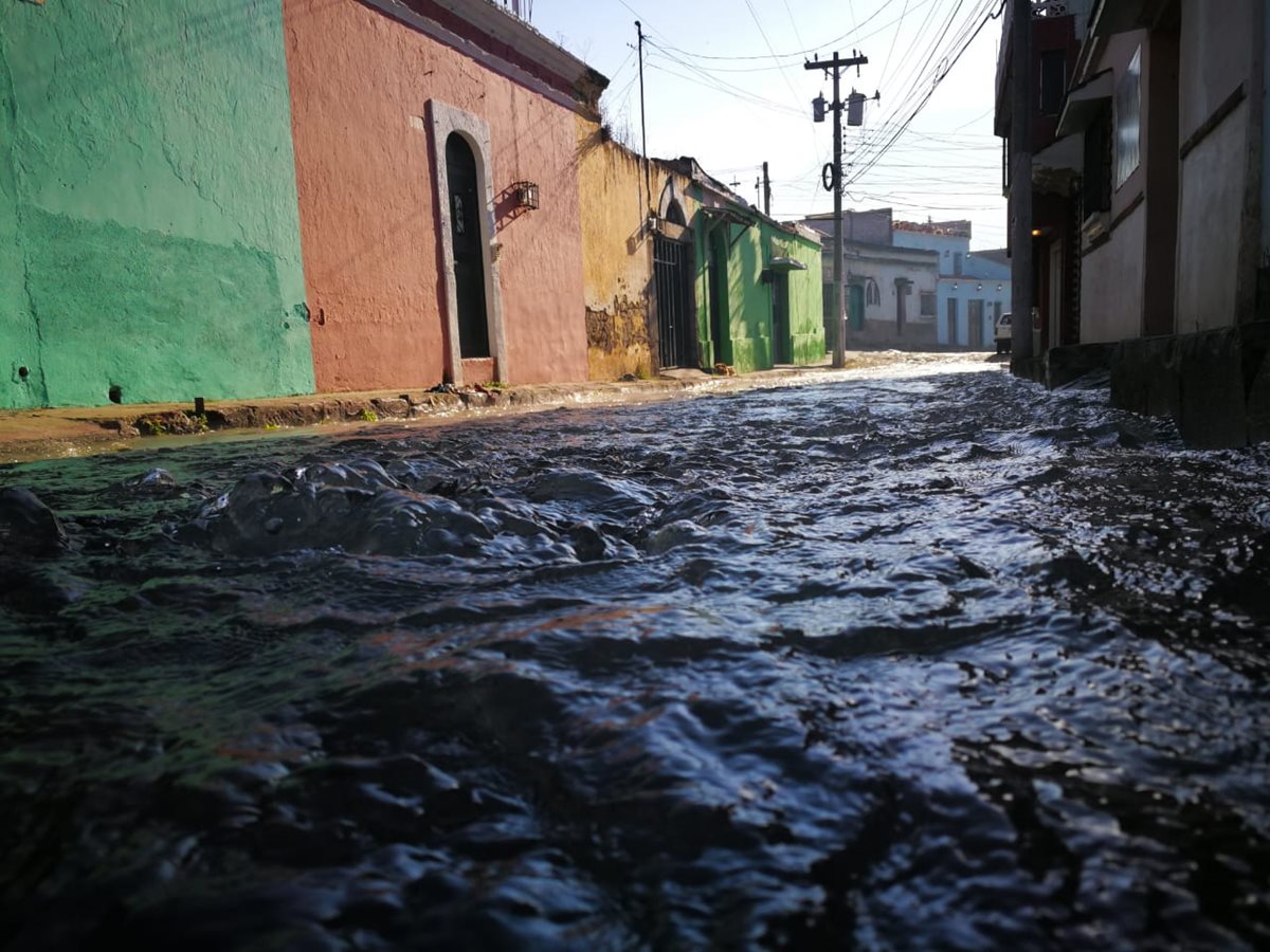 La Empresa Municipal Aguas de Xelajú asegura que el servicio de agua entubada en el barrio Las Siete Esquinas se reanudará a las 18 horas. (Foto Prensa Libre: Mynor Toc)