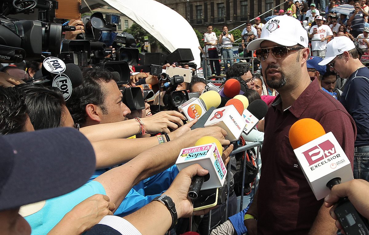 Exjugador mexicano de las Grandes Ligas Esteban Loaiza (derecha). (Foto Prensa Libre: EFE)