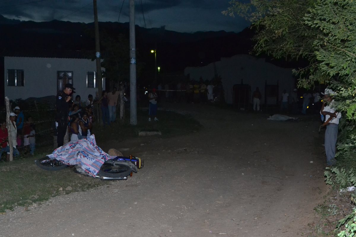 Lugar donde quedaron los dos cadáveres baleados, en la cabecera de Zacapa. (Foto Prensa Libre: Víctor Gómez)