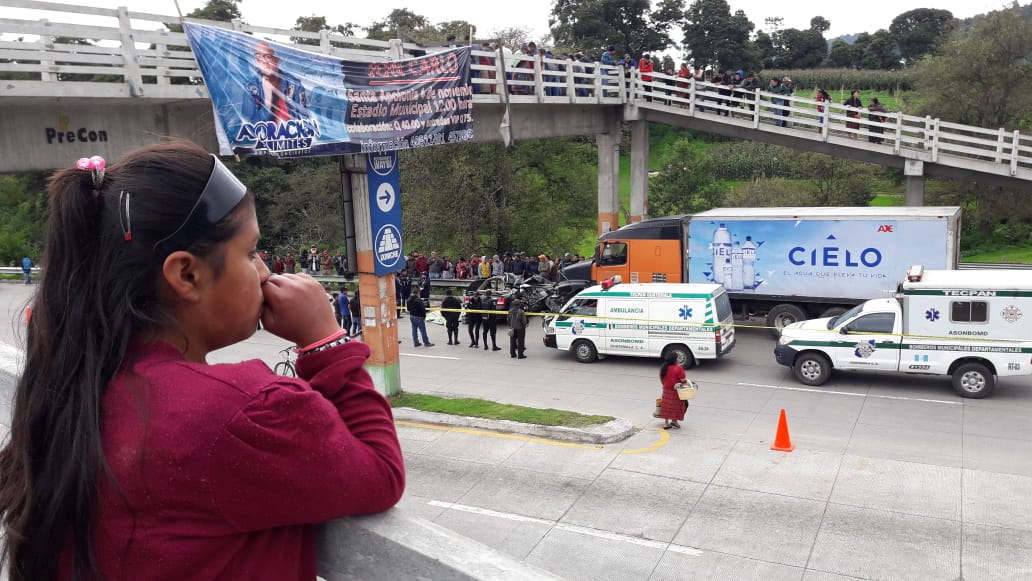 Vecinos de Tecpán Guatemala, Chimaltenango, llegaron al lugar del percance. (Foto Prensa Libre: Cortesía Víctor Chamalé)