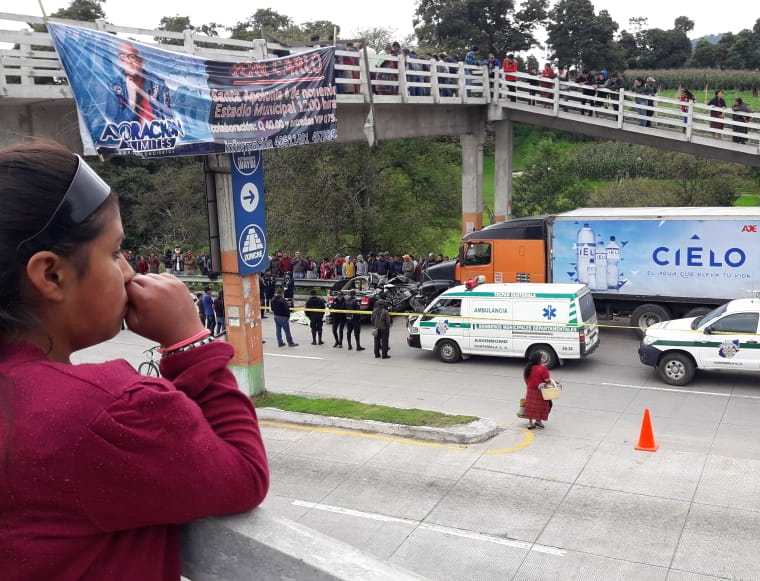 Vecinos de Tecpán Guatemala, Chimaltenango, llegaron al lugar del percance. (Foto Prensa Libre: Cortesía Víctor Chamalé)