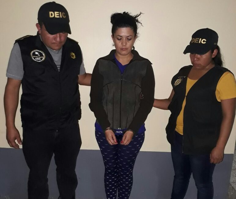La agente de la PNC fue capturada cuando se encontraba de turno en la Comisaría 53 de EL Progreso. (Foto Prensa Libre: Hugo Oliva)
