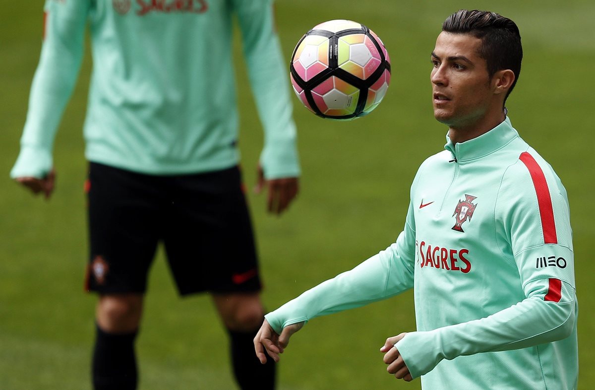 El exfutbolista brasileño del Real Madrid Roberto Carlos dijo hoy que la selección de Portugal puede ser campeona del mundo porque tiene al delantero Cristiano Ronaldo. (Foto Prensa Libre: AFP)
