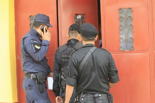 Agentes participan en el cateo donde fue detenido uno de los implicados en el doble crimen. (Foto Prensa Libre: Erick Avila)<br _mce_bogus="1"/>