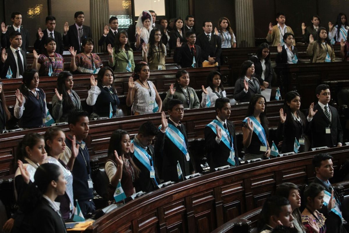 Los niños diputados presentan juramento ante congresistas de junta directiva. (Foto Prensa Libre: Erick Ávila)