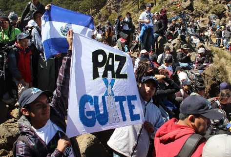 Guatemaltecos y extranjeros; jóvenes, niños y adultos, de diversas etnias, creencias religiosas, estratos sociales e incluso  tendencias políticas, participan en la cadena humana.