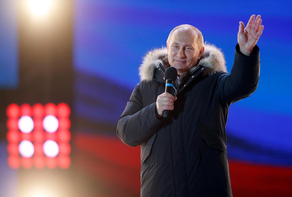 Vladimir Putin gana las presidenciales para continuar con su cuarto mandato. (Foto Prensa Libre: EFE)